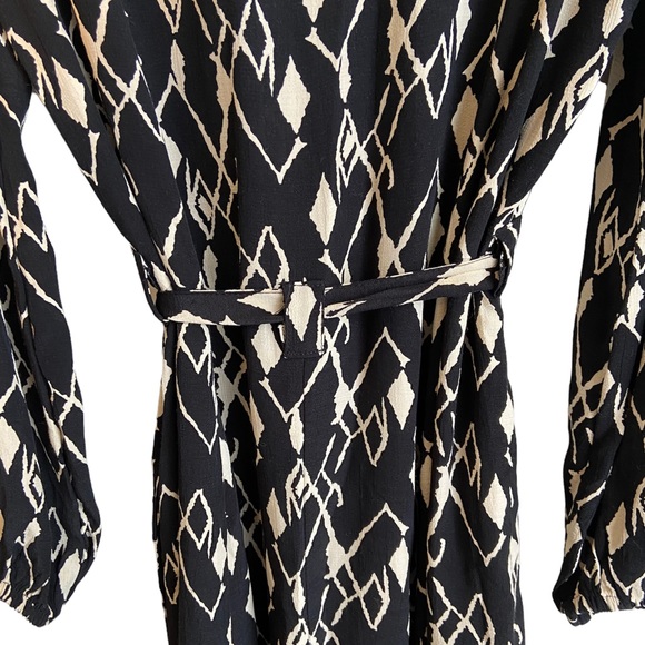 ZARA DRESS BLACK AND CREAM PATTERNED, LONG SLEEVE FLOWY WITH BELT, SIZE SMALL - Picture 7 of 9